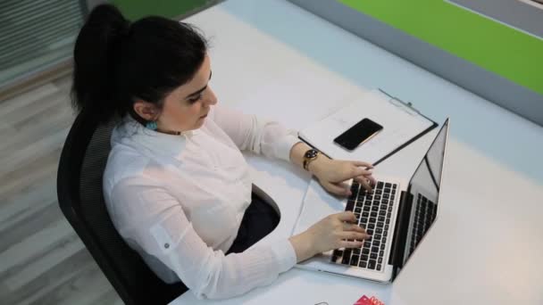 Schöne junge kaukasische Geschäftsfrau bei der Arbeit — Stockvideo