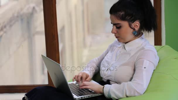 Wanita muda bisnis kaukasia yang cantik di tempat kerja — Stok Video
