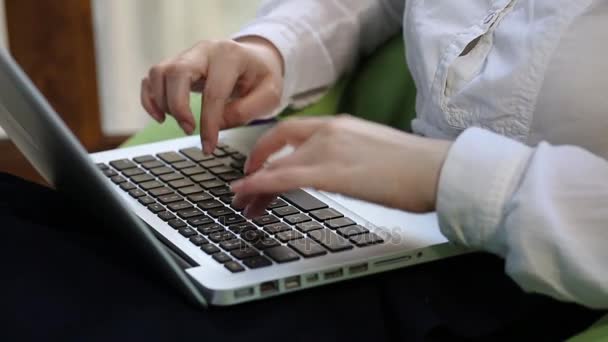 Mooie jonge Kaukasische zakenvrouw op het werk — Stockvideo