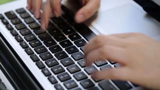 Belle jeune femme d'affaires caucasienne au travail 