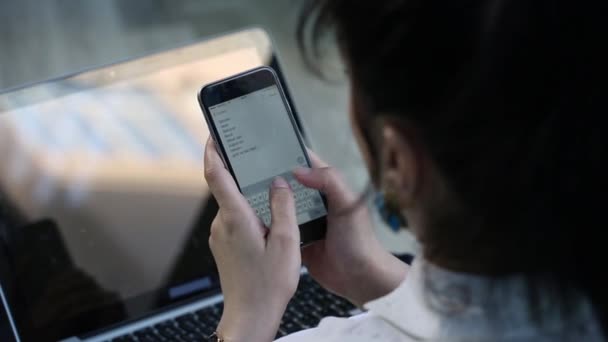 Hermosa joven blanca mujer de negocios en el trabajo — Vídeos de Stock