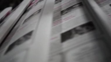 Gazete kısa bir mesafede yazdırın. Ofset ve rulo yazdırma işlemi için. 