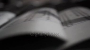 Gazete kısa bir mesafede yazdırın. Ofset ve rulo yazdırma işlemi için. 