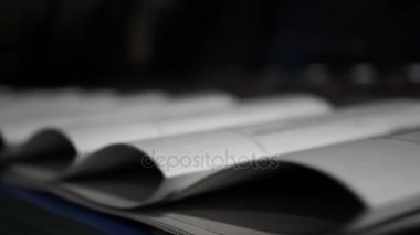 Gazete kısa bir mesafede yazdırın. Ofset ve rulo yazdırma işlemi için. 
