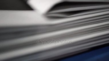 Gazete kısa bir mesafede yazdırın. Ofset ve rulo yazdırma işlemi için. 