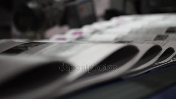 Print the newspaper from a short distance. The process of offset and roll printing. — Stock Video