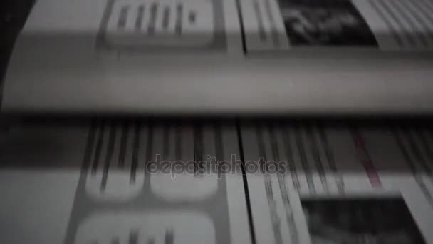 Imprime el periódico desde una distancia corta. El proceso de impresión offset y roll . — Vídeos de Stock