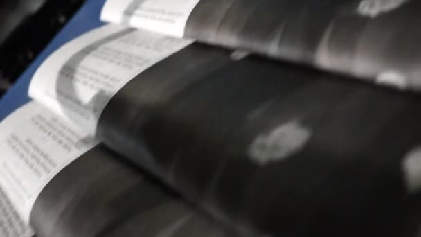 Print the newspaper from a short distance. The process of offset and roll printing. — Stock Video