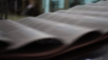 Gazete kısa bir mesafede yazdırın. Ofset ve rulo yazdırma işlemi için. 