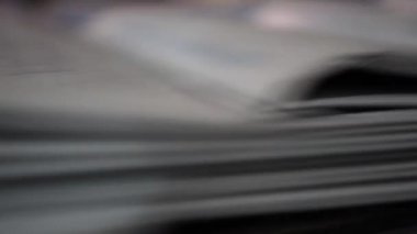 Gazete kısa bir mesafede yazdırın. Ofset ve rulo yazdırma işlemi için. 