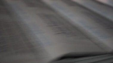 Gazete kısa bir mesafede yazdırın. Ofset ve rulo yazdırma işlemi için. 