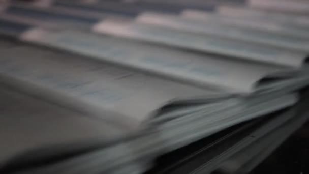 De krant afdrukken vanaf een korte afstand. Het proces van verschuiving en roll afdrukken. — Stockvideo