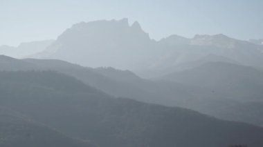 Beyaz dağlar. Dağların altında köydür. Büyük Kafkasya aralığı