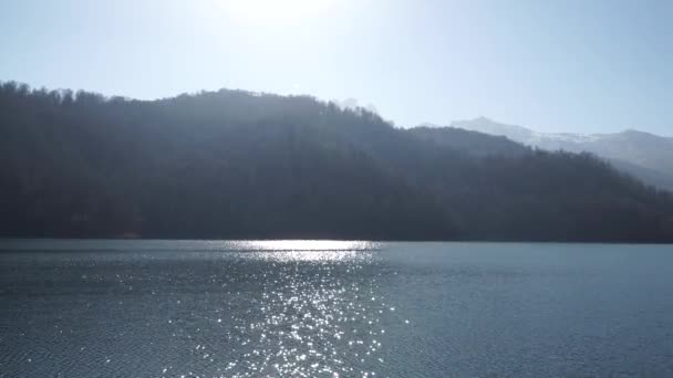 Sjön Goygol Azerbajdzjan skog vatten och himmel i landskap video — Stockvideo