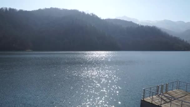 Lake Göygöl Azerbeidzjan bos water en lucht in landschap video — Stockvideo