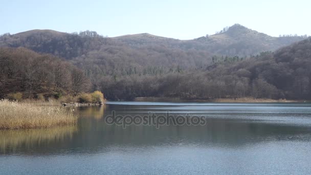 Lake Göygöl Azerbeidzjan bos water en lucht in landschap video — Stockvideo