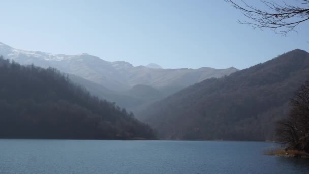 Goygol 湖阿塞拜疆森林水和天空在风景录影 — 图库视频影像