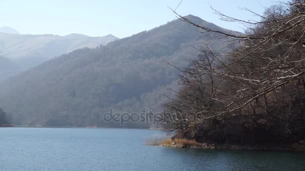 Göygöl jezero Ázerbájdžán lesní voda a nebe v krajině video — Stock video