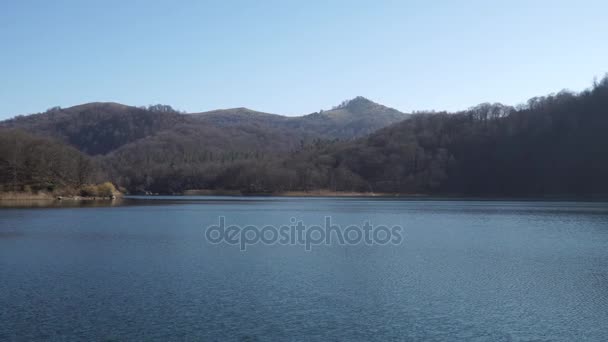 Göygöl jezero Ázerbájdžán lesní voda a nebe v krajině video — Stock video