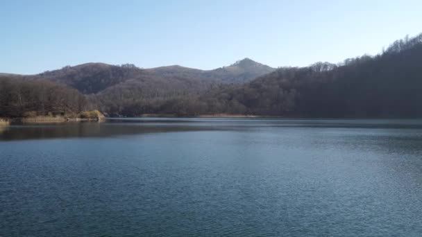 Lake Göygöl Azerbeidzjan bos water en lucht in landschap video — Stockvideo