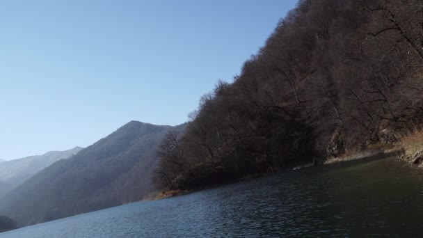 Lago Goygol Azerbaiyán bosque agua y cielo en el paisaje video — Vídeo de stock