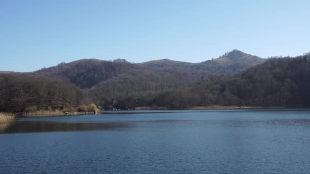 Lago Goygol Azerbaiyán bosque agua y cielo en el paisaje video — Vídeos de Stock