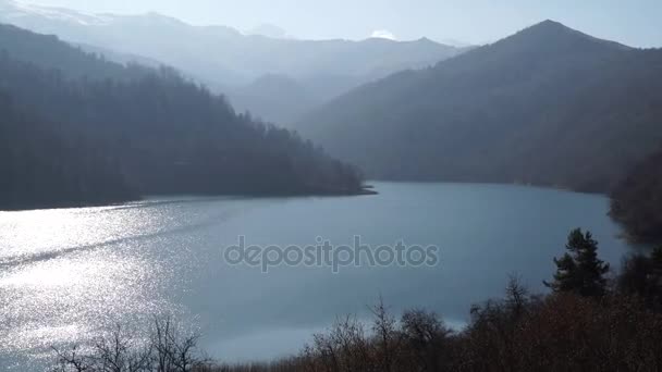 Lago Goygol Azerbaijão floresta água e céu em vídeo paisagem — Vídeo de Stock