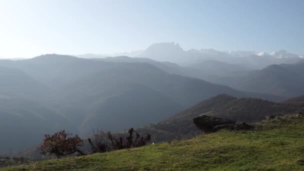 Kaukasische Berge. Das Dorf liegt unter den Bergen. das große Kaukasus-Gebiet — Stockvideo