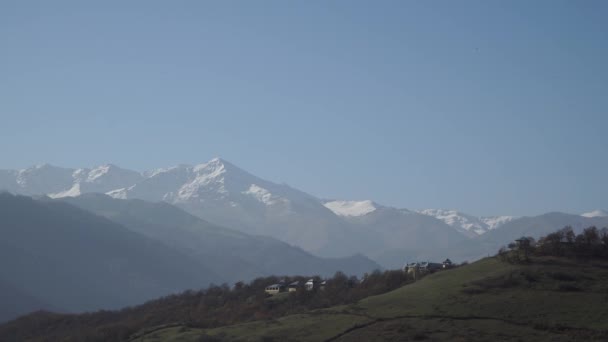 Kaukasische bergen. Het dorp is in de bergen. De Grote Kaukasus bereik — Stockvideo