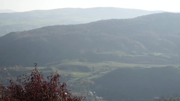 Montagne caucasiche. Il villaggio è sotto le montagne. La Grande Catena del Caucaso — Video Stock