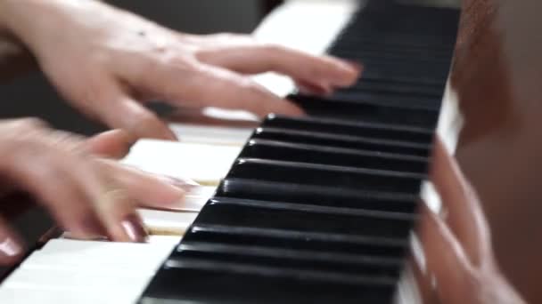 Le mani femminili suonano i tasti del pianoforte. Lavoro del musicista. Sparatoria a distanza ravvicinata . — Video Stock