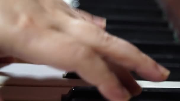 女性の手は、ピアノのキーを再生します。ミュージシャンの仕事。近距離での撮影. — ストック動画