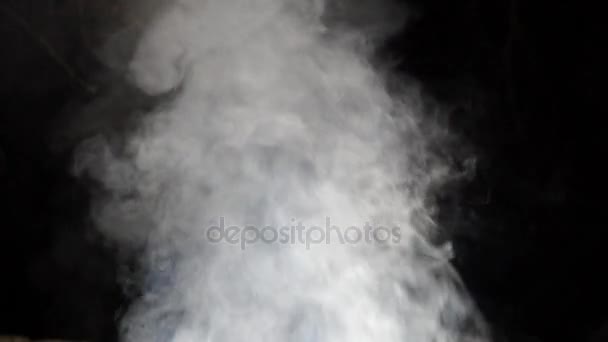 Λευκός καπνός υψώνεται μέσα στη νύχτα σε μαύρο φόντο — Αρχείο Βίντεο