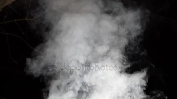 Vit rök stiger in på natten på en svart bakgrund — Stockvideo