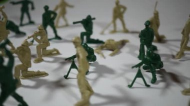 beş yaşında bir çocuk oyuncak askerlerle oynayan