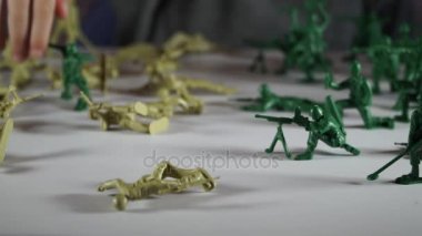 beş yaşında bir çocuk oyuncak askerlerle oynayan