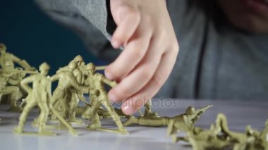beş yaşında bir çocuk oyuncak askerlerle oynayan