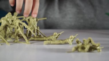 beş yaşında bir çocuk oyuncak askerlerle oynayan