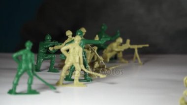 beş yaşında bir çocuk oyuncak askerlerle oynayan