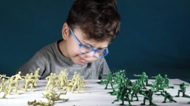 beş yaşında bir çocuk oyuncak askerlerle oynayan