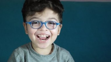 Oğlan bakışı kamera gülümseyen