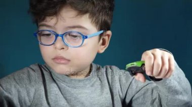 beş yaşında bir çocuk oyuncak arabalar ile oynamak