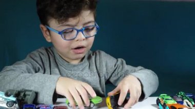 beş yaşında bir çocuk oyuncak arabalar ile oynamak