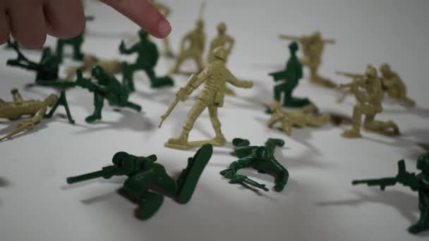 Vijf-jarige jongen speelt met toy soldaten — Stockvideo