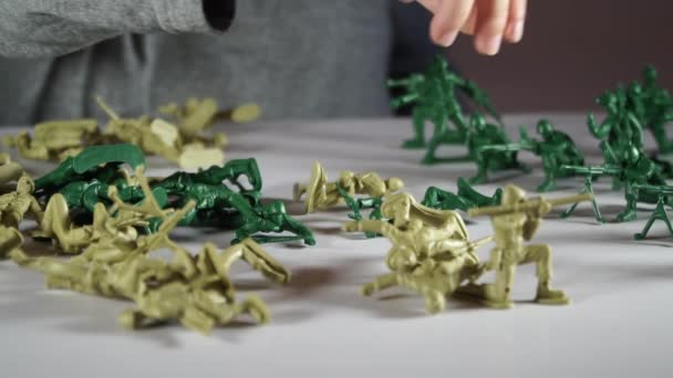 Niño de cinco años jugando con soldados de juguete — Vídeos de Stock