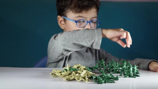 Cinque anno vecchio ragazzo giocare con giocattolo soldati — Video Stock
