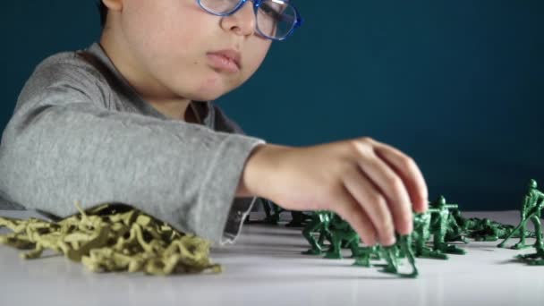 Fem år gammel dreng leger med legetøj soldater – Stock-video