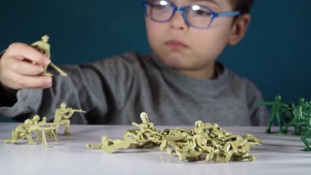 Fem-årig pojke leker med tennsoldater — Stockvideo