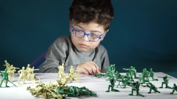 Niño de cinco años jugando con soldados de juguete — Vídeos de Stock