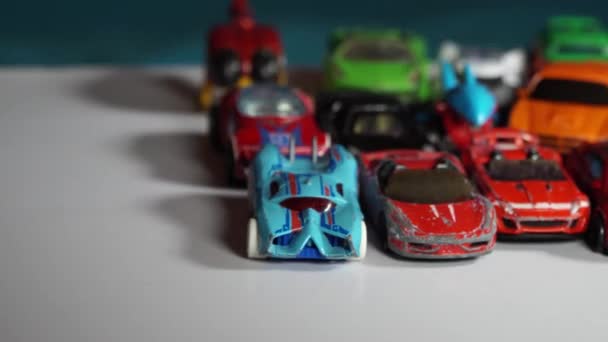Vijf-jarige jongen spelen met speelgoed auto 's — Stockvideo